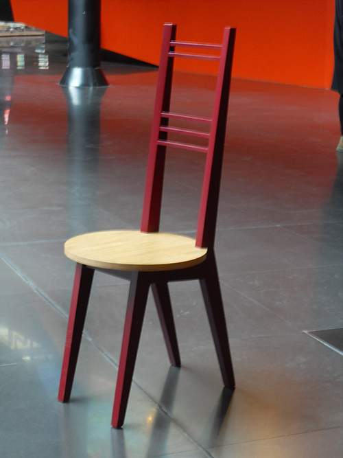 Primo piano di una sedia di PI rossa al MACRO a Roma